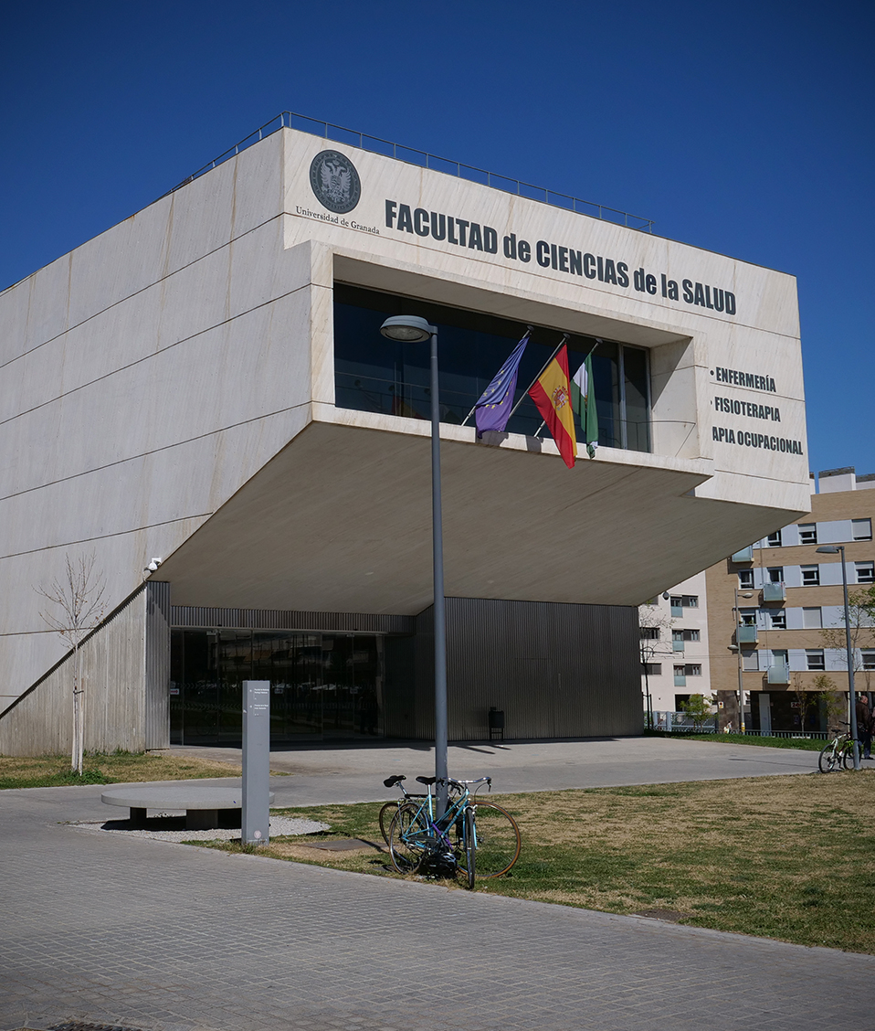 Vistas de la fachada principal de la Facultad de Ciencias de la Salud