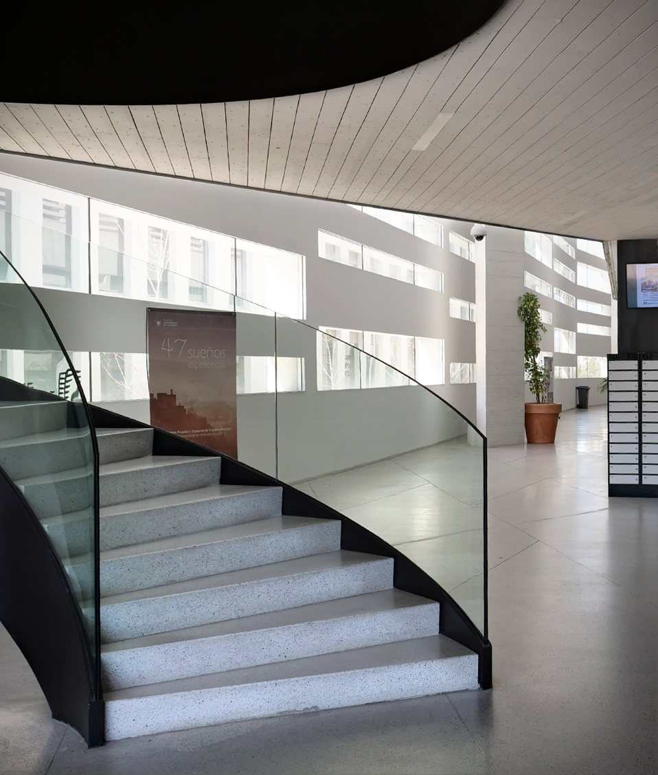 Hall de entrada a la Facultad de Ciencias de la Salud, destaca una escalera circular con bordes acristalados