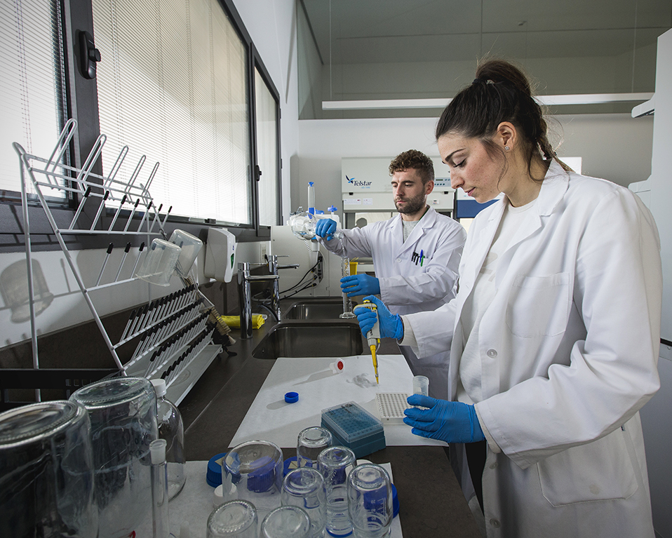 Investigadores trabajando en un laboratorio de la Facultad de Ciencias de la Salud
